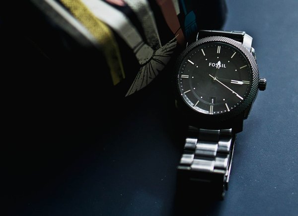 Comment assortir des accessoires en métal noir avec des vêtements de soirée?