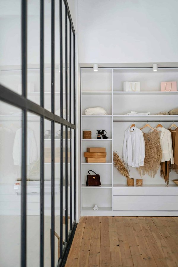 Comment créer une capsule wardrobe minimaliste pour les saisons intermédiaires?