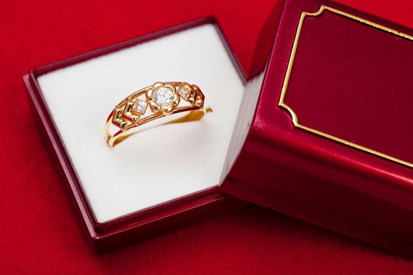 Bague en or 18 carat : un bijou élégant à facile à mettre en valeur